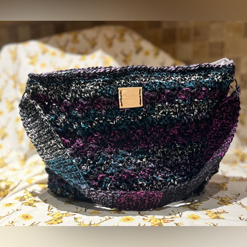 Hand crochet crossbody bag.